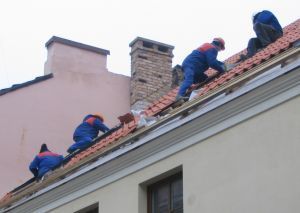 915719_construction_workers_on_a_roof