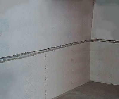 Trasa instalacyjna pod siatką.