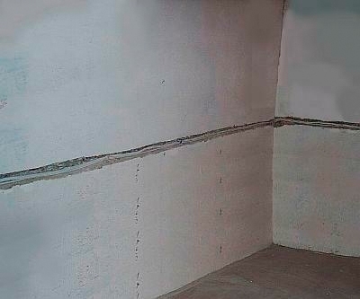 Poziome wyżłobienia według norm &ndash; nie bliżej niż 20 cm od podłogi.