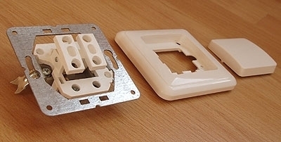 Zestaw włącznika: mechanizm, ramka, pokrywka. Zestaw włącznika: mechanizm, ramka, pokrywka.