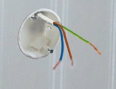 Usunięte 11mm warstwy izolacyjnej z końcówek przewodów fazowego, neutralnego i uziemiającego. Usunięte 11mm warstwy izolacyjnej z końcówek przewodów fazowego, neutralnego i uziemiającego.