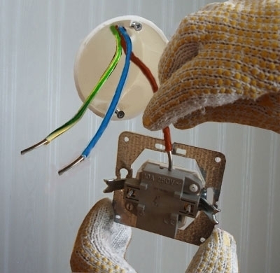 Przyłączenie przewodu fazowego do włącznika Przyłączenie przewodu fazowego do włącznika