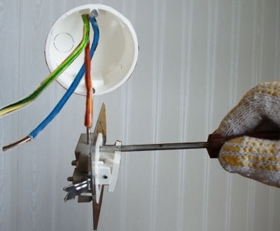 Przykręcanie przewodu fazowego Przykręcanie przewodu fazowego