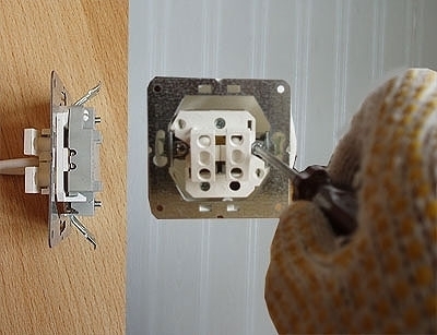 Przykręcanie rozkładających się wsporników. Przykręcanie rozkładających się wsporników.