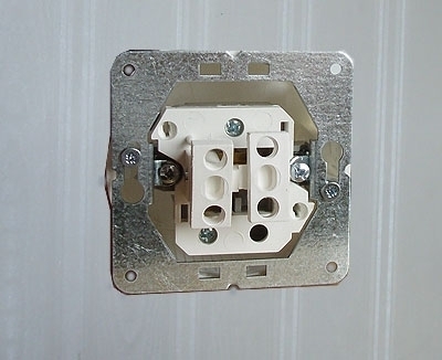 Przymocowany panel włącznika Przymocowany panel włącznika