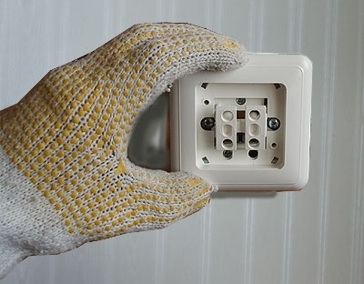 Mocowanie plastikowej ramki włącznika Mocowanie plastikowej ramki włącznika