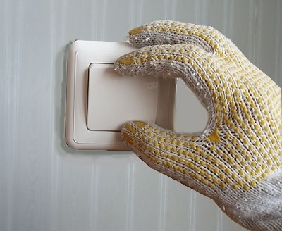 Nakładanie plastikowej pokrywki włącznika Nakładanie plastikowej pokrywki włącznika