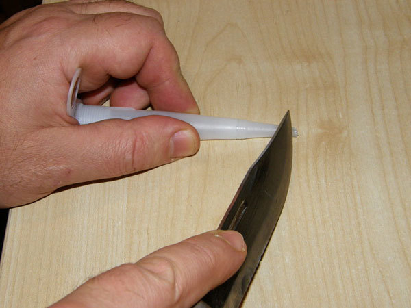 Odcinać końc&oacute;wkę należy pod kontem 45 stopni