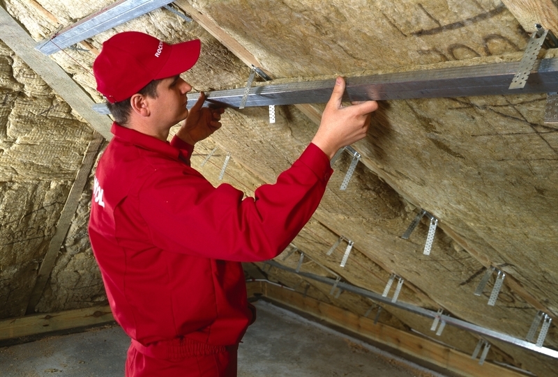 Poddasze - izolacja w listwach - montaż listew