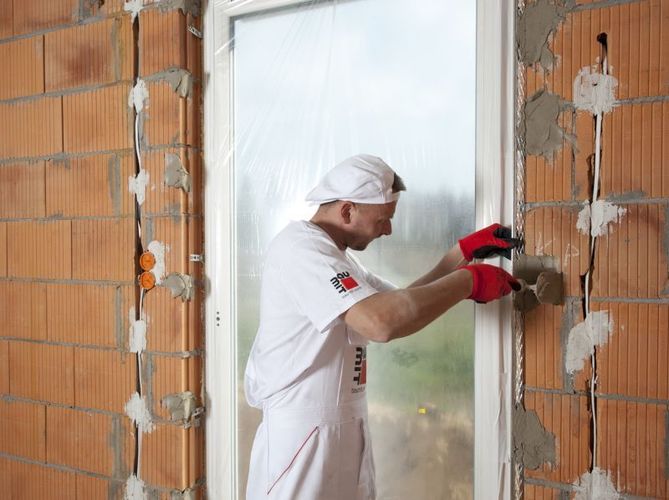 2_1_baumit_osadzanie_naroznikow_na_zaprawie_montazowej_baumit_speedfix