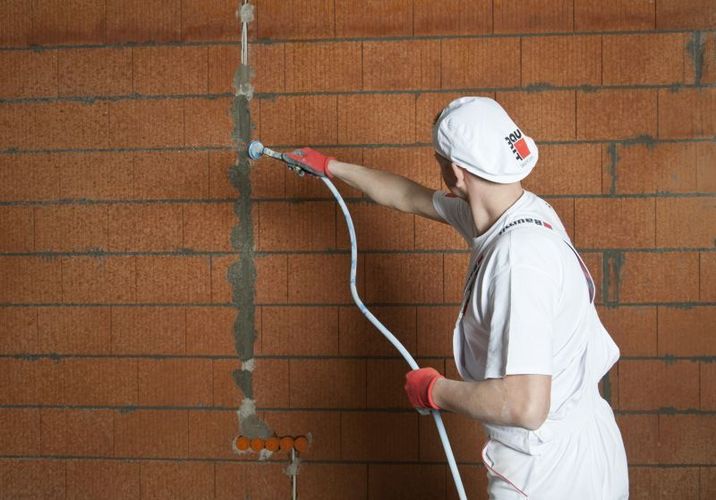 3_1_baumit_zwilzanie_podloza_przed_tynkowaniem