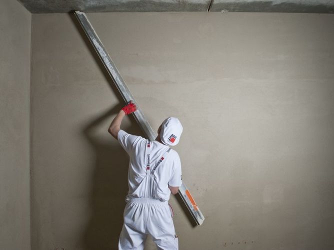 9_1_baumit_wyrownywanie_wstpnie_zwizanego_tynku_poprzez_drapanie_powierzchni_lat_trapezowa_przed_zacieraniem