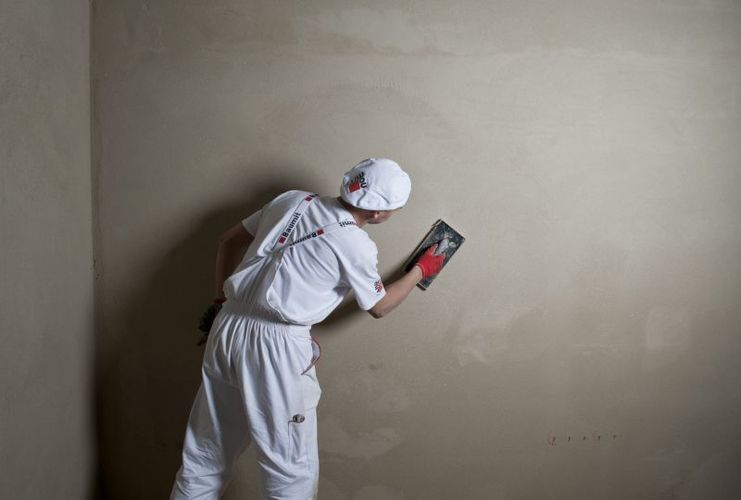 11_1_baumit_zacieranie_koncowe_powierzchni_tynku_paca_z_twardej_gabki