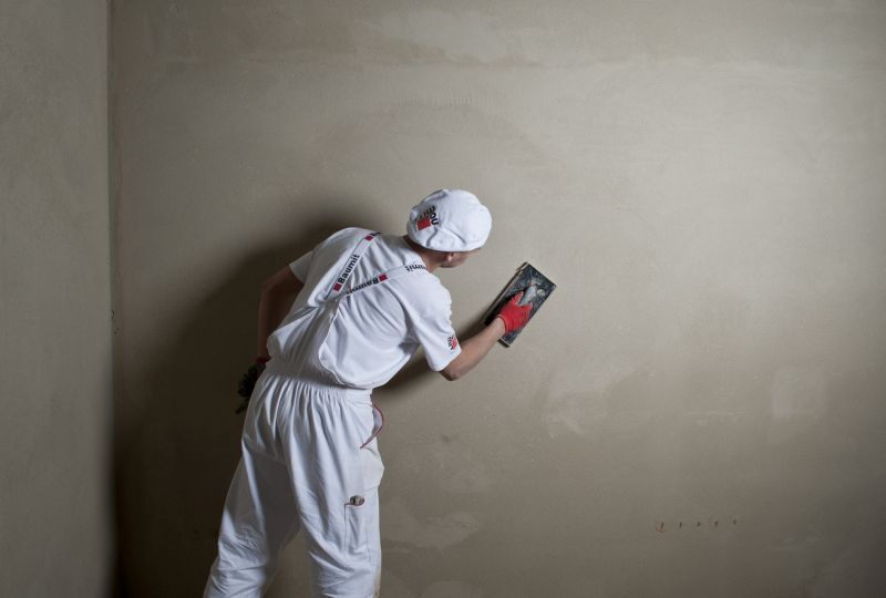 Zacieranie końcowe powierzchni tynku pacą z twardej gąbki