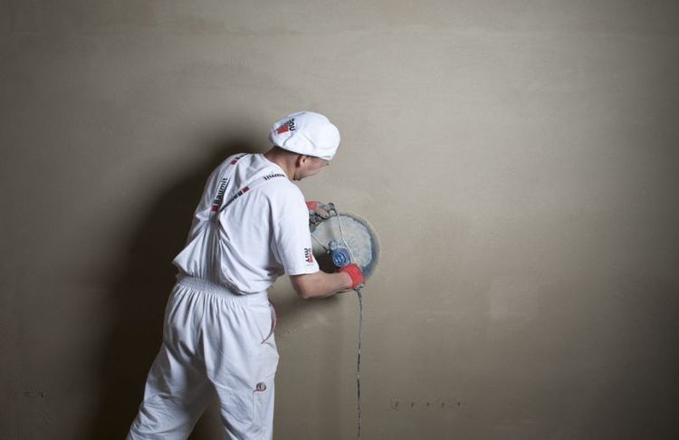 12_1_baumit_zacieranie_koncowe_powierzchni_tynku_za_pomoca_zacieraczki_mechanicznej