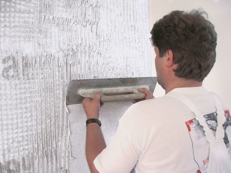 Aplikacja zaprawy klejowo-szpachlowej lub zaprawy przyczepnej