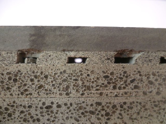 duzy_udzial_pustek_powietrznych_pod_okladzina_skutek_nalozenia_kleju_metoda_kombinowana_krzyzowo_na_spod_plytki_oraz_na_podloze_p