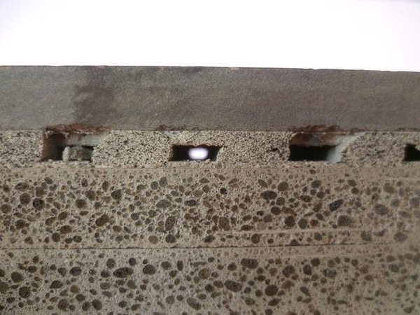 duzy_udzial_pustek_powietrznych_pod_okladzina_skutek_nalozenia_kleju_metoda_kombinowana_krzyzowo_na_spod_plytki_oraz_na_podloze_p