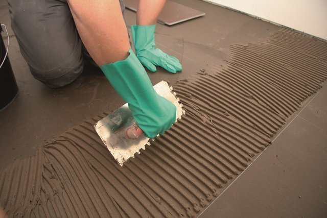 grzebieniowa_warstwa_kleju_na_podlodze