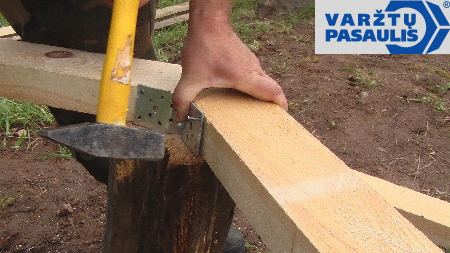 Płytkę zginamy pod odpowiednim kątem i przybijamy ją