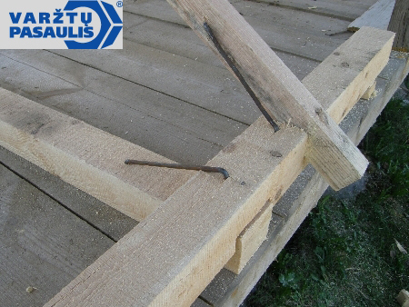 Mocowanie węzła krokwi belkowych za pomocą hak&oacute;w