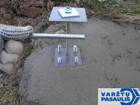 Wstawiamy wspornik razem ze śrubami