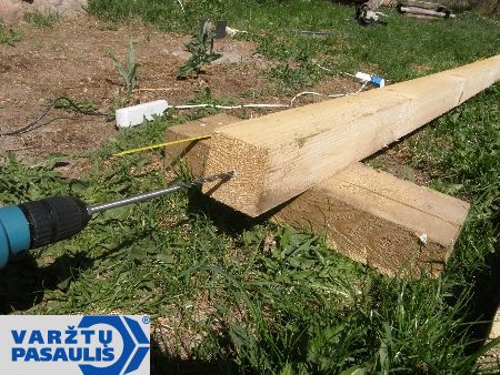 Wiercimy dziurę, do kt&oacute;rej wstawiamy palik