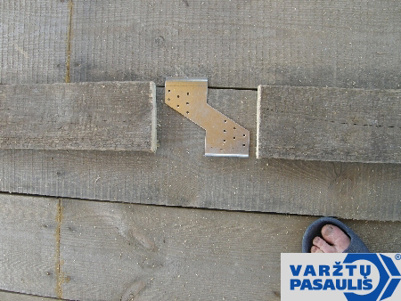 Połączenie deski za pomocą innej deski i części łączącej