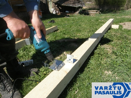 Przymocowujemy wspornik podtrzymujący do ściany