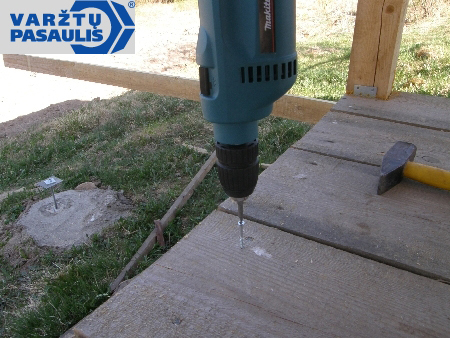 Wkręcenie śruby tarasowej