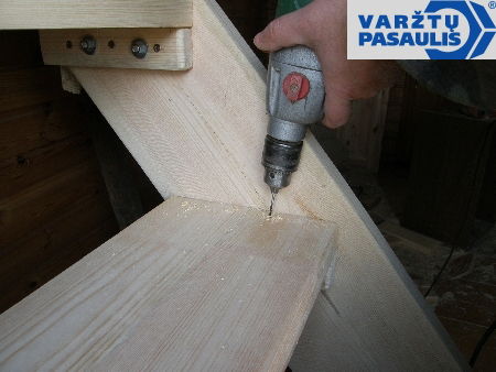 Dziurkę na śrubę wykonujemy wiertełkiem nr 3.