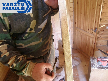 Wkręcamy 60 mm wkręty do drewna.