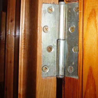 Przekrzywione zawiasy drzwi