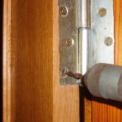 Wywierćcie pręt wkrętu do drewna od wewnątrz