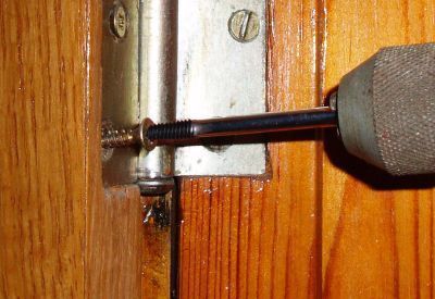 Po zwiększeniu obrot&oacute;w wykręćcie wkręt do drewna