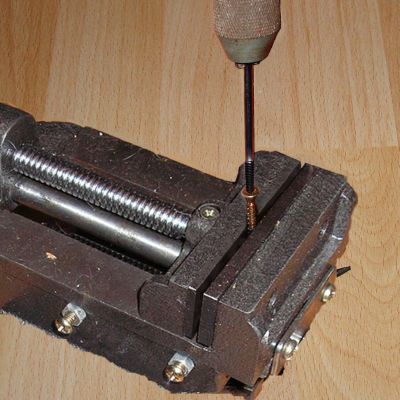 Wkręt do drewna zaciskiem