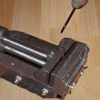 Wkręt pozostanie w zacisku