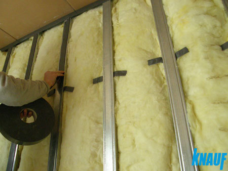 Oklejanie profili paskami akustycznymi