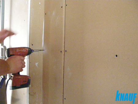 Wkręcanie wkręt&oacute;w co 25 cm