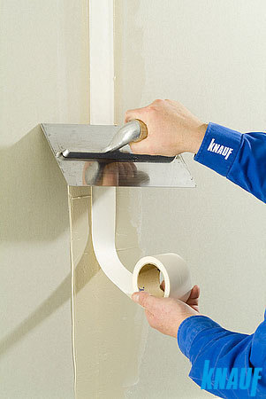 Przyklejanie taśmy zbrojącej