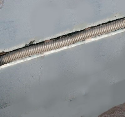 Rura gofrowana z przewodami  wmontowany w wyżłobieniu