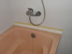 Na ścianie i wannie została przyklejona_ochronna taśma do malowania