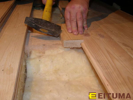 Deski należy kolejno łączyć ze sobą