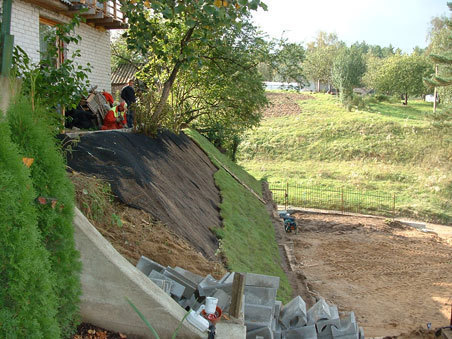 Rosnące korzenie trawy z czasem zaczną się przeplatać z ułożoną siatką tworząc swoistą siatkę z korzeni