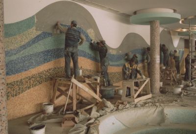 Arkusz przy arkuszu kładzie się ścienną mozaikę