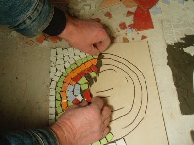 Nakładane są kawałki płytek