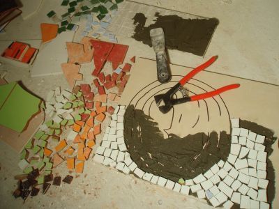 Początkowy etap naklejania mozaiki