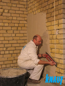 R&oacute;wnanie ścian i sufit&oacute;w tynkiem gipsowym