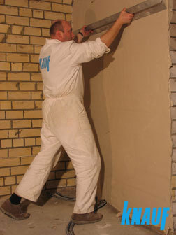 R&oacute;wnanie ścian i sufit&oacute;w tynkiem gipsowym