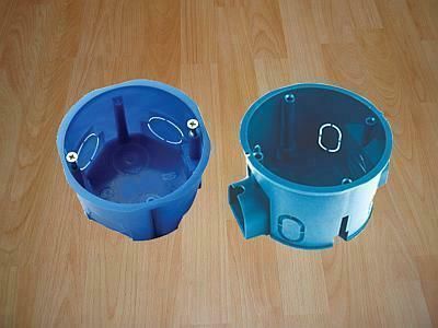 Elektryczna puszka podtynkowa do montowania w ścianie. Najczęściej występują w okrągłym przekroju .